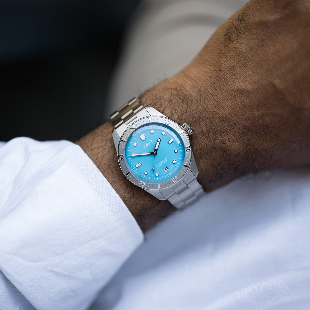 Oris Oris Divers Sixty‑Five 'Cotton Candy' 01 733 7771 4055-07 8 19 18 механические мужские часы часы крупный план голубой циферблата